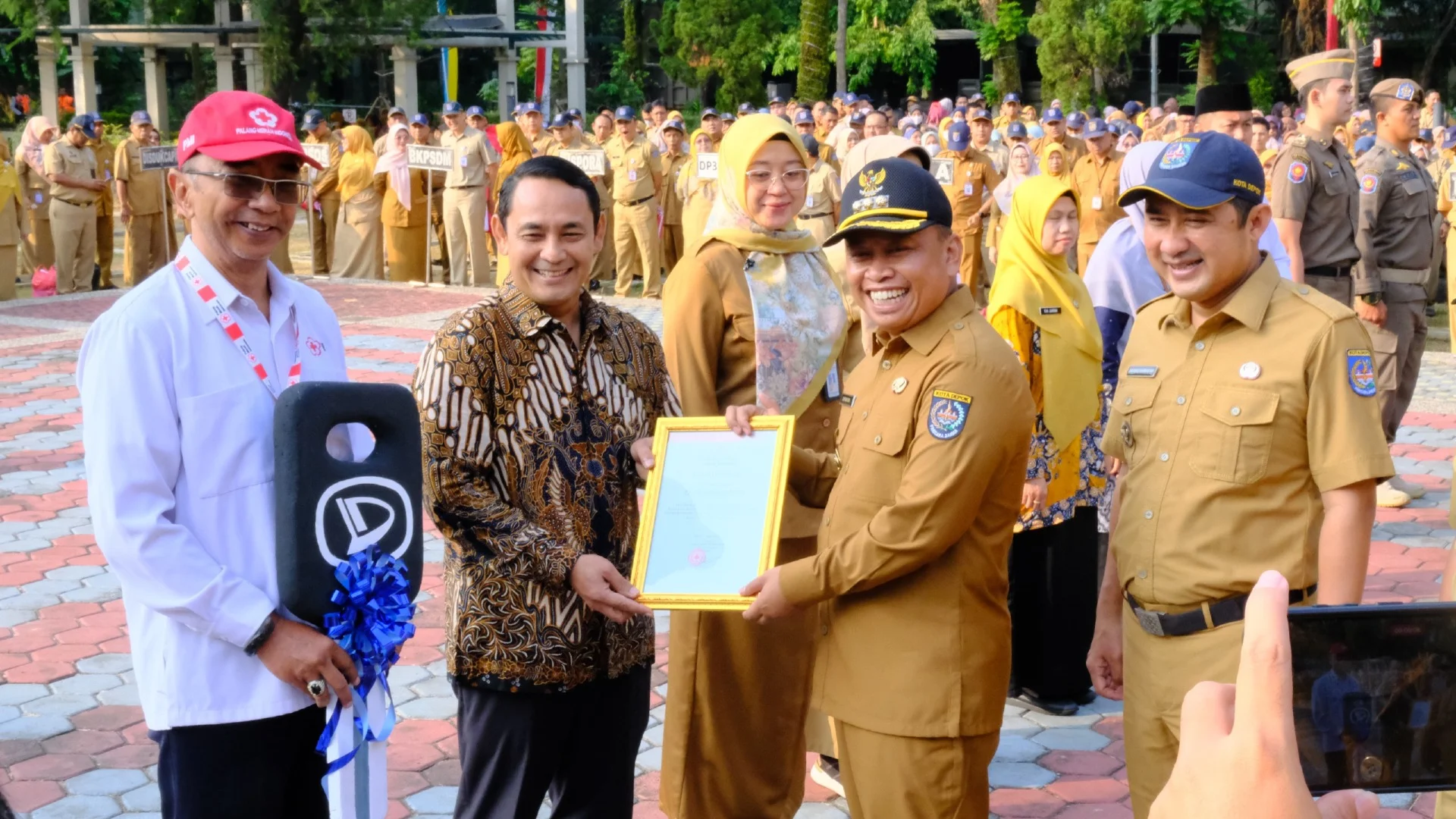 PT Tirta Asiasta Depok menerima Penghargaan Bulan Dana Kemanusaan dari PMI Kota Depok